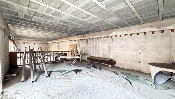 Proche de toutes commodités et de la voix rapide, cet ensemble immobilier possède plusieurs bâtiment pouvant offrir un gros potentiel. Vous y trouverez une maison composée en rez-de-chaussée un hall d'entrée, un salon, une cuisine séparée, une salle à manger donnant sur l’extérieur avec un coin grillade et à l'étage quatre chambres, une salle de bain et une salle d'eau. Deux très grand bâtiments pouvant après travaux être aménager en plusieurs appartements indépendants avec stationnements privatifs. Cet ensemble immobilier rare par ses volumes, son potentiel, son emplacement sera idéal pour un projet familial, un artisans et un investisseur. À VOIR RAPIDEMENT .