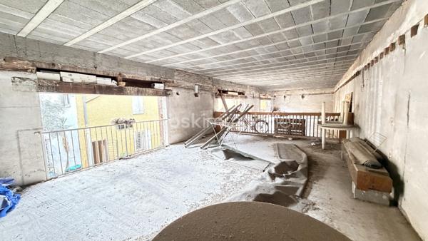 Proche de toutes commodités et de la voix rapide, cet ensemble immobilier possède plusieurs bâtiment pouvant offrir un gros potentiel. Vous y trouverez une maison composée en rez-de-chaussée un hall d'entrée, un salon, une cuisine séparée, une salle à manger donnant sur l’extérieur avec un coin grillade et à l'étage quatre chambres, une salle de bain et une salle d'eau. Deux très grand bâtiments pouvant après travaux être aménager en plusieurs appartements indépendants avec stationnements privatifs. Cet ensemble immobilier rare par ses volumes, son potentiel, son emplacement sera idéal pour un projet familial, un artisans et un investisseur. À VOIR RAPIDEMENT .