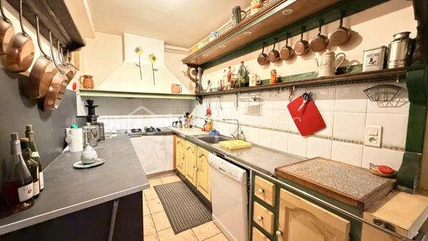 Proche de toutes commodités et de la voix rapide, cet ensemble immobilier possède plusieurs bâtiment pouvant offrir un gros potentiel. Vous y trouverez une maison composée en rez-de-chaussée un hall d'entrée, un salon, une cuisine séparée, une salle à manger donnant sur l’extérieur avec un coin grillade et à l'étage quatre chambres, une salle de bain et une salle d'eau. Deux très grand bâtiments pouvant après travaux être aménager en plusieurs appartements indépendants avec stationnements privatifs. Cet ensemble immobilier rare par ses volumes, son potentiel, son emplacement sera idéal pour un projet familial, un artisans et un investisseur. À VOIR RAPIDEMENT .