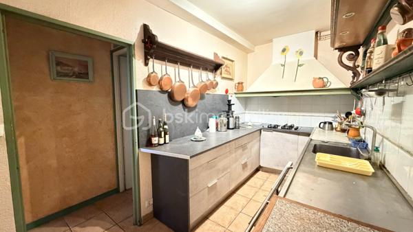Proche de toutes commodités et de la voix rapide, cet ensemble immobilier possède plusieurs bâtiment pouvant offrir un gros potentiel. Vous y trouverez une maison composée en rez-de-chaussée un hall d'entrée, un salon, une cuisine séparée, une salle à manger donnant sur l’extérieur avec un coin grillade et à l'étage quatre chambres, une salle de bain et une salle d'eau. Deux très grand bâtiments pouvant après travaux être aménager en plusieurs appartements indépendants avec stationnements privatifs. Cet ensemble immobilier rare par ses volumes, son potentiel, son emplacement sera idéal pour un projet familial, un artisans et un investisseur. À VOIR RAPIDEMENT .