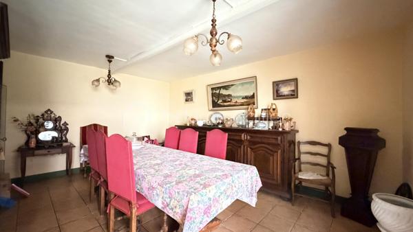 Proche de toutes commodités et de la voix rapide, cet ensemble immobilier possède plusieurs bâtiment pouvant offrir un gros potentiel. Vous y trouverez une maison composée en rez-de-chaussée un hall d'entrée, un salon, une cuisine séparée, une salle à manger donnant sur l’extérieur avec un coin grillade et à l'étage quatre chambres, une salle de bain et une salle d'eau. Deux très grand bâtiments pouvant après travaux être aménager en plusieurs appartements indépendants avec stationnements privatifs. Cet ensemble immobilier rare par ses volumes, son potentiel, son emplacement sera idéal pour un projet familial, un artisans et un investisseur. À VOIR RAPIDEMENT .