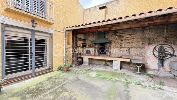 Proche de toutes commodités et de la voix rapide, cet ensemble immobilier possède plusieurs bâtiment pouvant offrir un gros potentiel. Vous y trouverez une maison composée en rez-de-chaussée un hall d'entrée, un salon, une cuisine séparée, une salle à manger donnant sur l’extérieur avec un coin grillade et à l'étage quatre chambres, une salle de bain et une salle d'eau. Deux très grand bâtiments pouvant après travaux être aménager en plusieurs appartements indépendants avec stationnements privatifs. Cet ensemble immobilier rare par ses volumes, son potentiel, son emplacement sera idéal pour un projet familial, un artisans et un investisseur. À VOIR RAPIDEMENT .