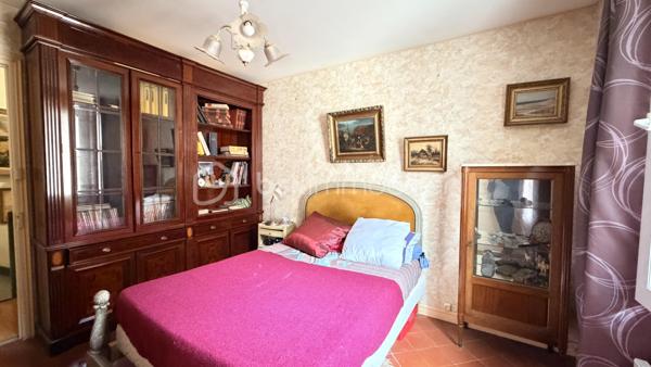 Proche de toutes commodités et de la voix rapide, cet ensemble immobilier possède plusieurs bâtiment pouvant offrir un gros potentiel. Vous y trouverez une maison composée en rez-de-chaussée un hall d'entrée, un salon, une cuisine séparée, une salle à manger donnant sur l’extérieur avec un coin grillade et à l'étage quatre chambres, une salle de bain et une salle d'eau. Deux très grand bâtiments pouvant après travaux être aménager en plusieurs appartements indépendants avec stationnements privatifs. Cet ensemble immobilier rare par ses volumes, son potentiel, son emplacement sera idéal pour un projet familial, un artisans et un investisseur. À VOIR RAPIDEMENT .