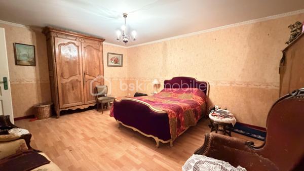 Proche de toutes commodités et de la voix rapide, cet ensemble immobilier possède plusieurs bâtiment pouvant offrir un gros potentiel. Vous y trouverez une maison composée en rez-de-chaussée un hall d'entrée, un salon, une cuisine séparée, une salle à manger donnant sur l’extérieur avec un coin grillade et à l'étage quatre chambres, une salle de bain et une salle d'eau. Deux très grand bâtiments pouvant après travaux être aménager en plusieurs appartements indépendants avec stationnements privatifs. Cet ensemble immobilier rare par ses volumes, son potentiel, son emplacement sera idéal pour un projet familial, un artisans et un investisseur. À VOIR RAPIDEMENT .