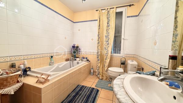 Proche de toutes commodités et de la voix rapide, cet ensemble immobilier possède plusieurs bâtiment pouvant offrir un gros potentiel. Vous y trouverez une maison composée en rez-de-chaussée un hall d'entrée, un salon, une cuisine séparée, une salle à manger donnant sur l’extérieur avec un coin grillade et à l'étage quatre chambres, une salle de bain et une salle d'eau. Deux très grand bâtiments pouvant après travaux être aménager en plusieurs appartements indépendants avec stationnements privatifs. Cet ensemble immobilier rare par ses volumes, son potentiel, son emplacement sera idéal pour un projet familial, un artisans et un investisseur. À VOIR RAPIDEMENT .