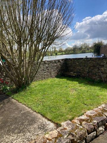 Maison de ville à louer à Saint-Aubin-du-Cormier en Ille-et-Vilaine (35140), ref : 137/4074   
étang