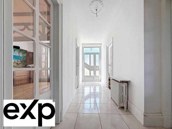 Volumes, cachet et justesse – Une propriété prête à s’élever