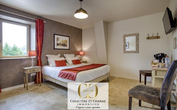 Sarlat-la-Canéda (24200) Propriété en pierre avec gîte et chambres d'hôtes - Piscine chauffée.