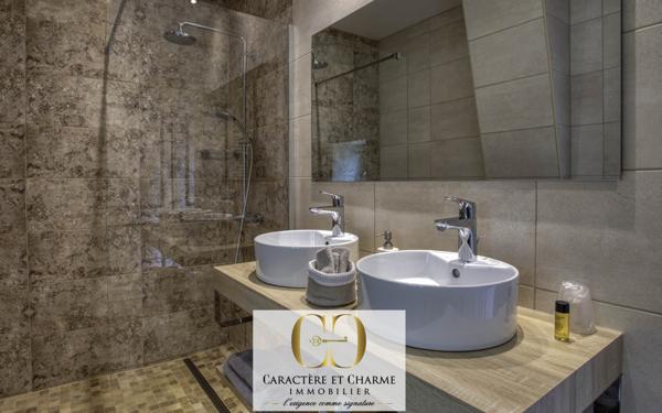 Sarlat-la-Canéda (24200) Propriété en pierre avec gîte et chambres d'hôtes - Piscine chauffée.