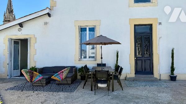 En plein centre-ville, jolie maison ancienne sur 2 niveaux rénovée avec goût avec cour privée.