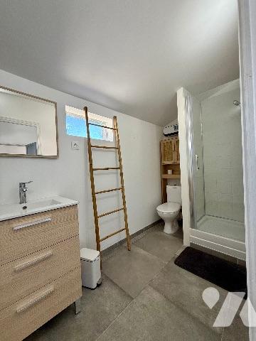 En plein centre-ville, jolie maison ancienne sur 2 niveaux rénovée avec goût avec cour privée.