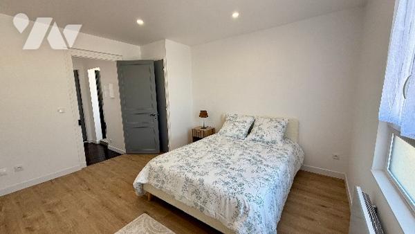 En plein centre-ville, jolie maison ancienne sur 2 niveaux rénovée avec goût avec cour privée.