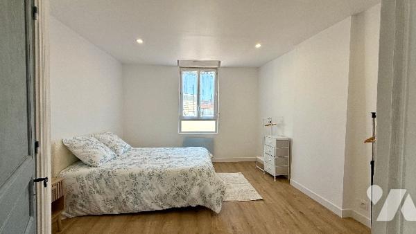 En plein centre-ville, jolie maison ancienne sur 2 niveaux rénovée avec goût avec cour privée.