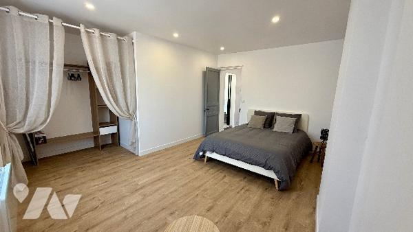 En plein centre-ville, jolie maison ancienne sur 2 niveaux rénovée avec goût avec cour privée.