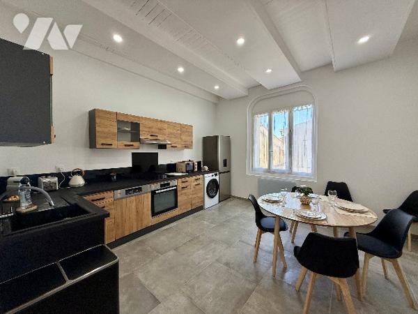 En plein centre-ville, jolie maison ancienne sur 2 niveaux rénovée avec goût avec cour privée.