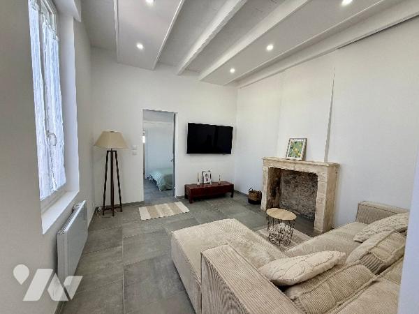 En plein centre-ville, jolie maison ancienne sur 2 niveaux rénovée avec goût avec cour privée.