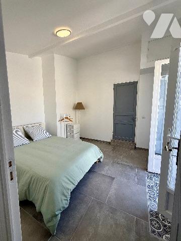 En plein centre-ville, jolie maison ancienne sur 2 niveaux rénovée avec goût avec cour privée.