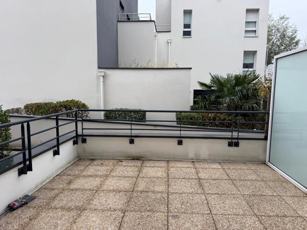 Charmant studio refait à neuf avec terrasse et parking – Éragny-sur-Oise (rue des Charmilles)