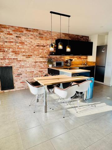 ***EXCLUSIVITE BSK IMMOBILIER***

A voir absolument, emplacement de choix en centre bourg de la commune et au calme absolu. Dès l'entrée, vous disposez de rangements intégrés dans le dégagement qui dessert les différentes pièces de l'appartement.  Dans l'espace de vie principal, un magnifique séjour lumineux avec une cuisine ouverte entièrement aménagée et équipée. Un balcon de presque 12m² bien exposé SUD-EST est attenant à cet espace. Le WC indépendant et la salle d'eau sont accessible dans le dégagement qui mène à l'espace nuit. Vous disposez dans cet espace de deux chambres respectivement de 12m² et 9,5m² dont l'une avec placards intégrés et un accès direct sur une terrasse privative d'environ 13m². Volets roulants. Huisseries double vitrage avec excellente isolation thermique et phonique. Aucun travaux à prévoir que ce soit dans l'appartement ou concernant l'immeuble. 

Copropriété de 2018 très bien entretenue et entièrement fermée et sécurisée.

Proximité avec les transports et les commerces.

Possibilité d'acquérir un box fermé en sous-sol en sus de l'appartement.