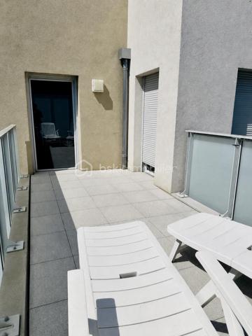 ***EXCLUSIVITE BSK IMMOBILIER***

A voir absolument, emplacement de choix en centre bourg de la commune et au calme absolu. Dès l'entrée, vous disposez de rangements intégrés dans le dégagement qui dessert les différentes pièces de l'appartement.  Dans l'espace de vie principal, un magnifique séjour lumineux avec une cuisine ouverte entièrement aménagée et équipée. Un balcon de presque 12m² bien exposé SUD-EST est attenant à cet espace. Le WC indépendant et la salle d'eau sont accessible dans le dégagement qui mène à l'espace nuit. Vous disposez dans cet espace de deux chambres respectivement de 12m² et 9,5m² dont l'une avec placards intégrés et un accès direct sur une terrasse privative d'environ 13m². Volets roulants. Huisseries double vitrage avec excellente isolation thermique et phonique. Aucun travaux à prévoir que ce soit dans l'appartement ou concernant l'immeuble. 

Copropriété de 2018 très bien entretenue et entièrement fermée et sécurisée.

Proximité avec les transports et les commerces.

Possibilité d'acquérir un box fermé en sous-sol en sus de l'appartement.