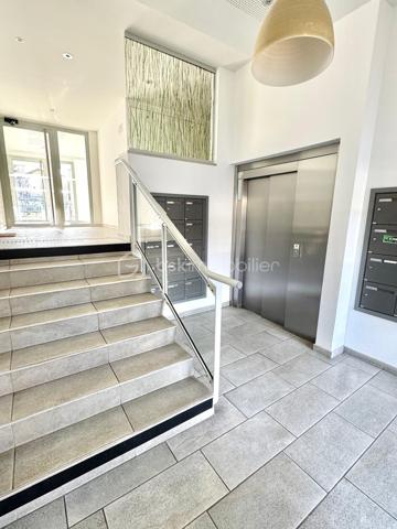 ***EXCLUSIVITE BSK IMMOBILIER***

A voir absolument, emplacement de choix en centre bourg de la commune et au calme absolu. Dès l'entrée, vous disposez de rangements intégrés dans le dégagement qui dessert les différentes pièces de l'appartement.  Dans l'espace de vie principal, un magnifique séjour lumineux avec une cuisine ouverte entièrement aménagée et équipée. Un balcon de presque 12m² bien exposé SUD-EST est attenant à cet espace. Le WC indépendant et la salle d'eau sont accessible dans le dégagement qui mène à l'espace nuit. Vous disposez dans cet espace de deux chambres respectivement de 12m² et 9,5m² dont l'une avec placards intégrés et un accès direct sur une terrasse privative d'environ 13m². Volets roulants. Huisseries double vitrage avec excellente isolation thermique et phonique. Aucun travaux à prévoir que ce soit dans l'appartement ou concernant l'immeuble. 

Copropriété de 2018 très bien entretenue et entièrement fermée et sécurisée.

Proximité avec les transports et les commerces.

Possibilité d'acquérir un box fermé en sous-sol en sus de l'appartement.