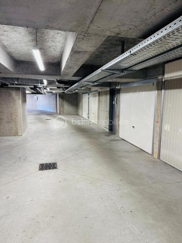 ***EXCLUSIVITE BSK IMMOBILIER***

A voir absolument, emplacement de choix en centre bourg de la commune et au calme absolu. Dès l'entrée, vous disposez de rangements intégrés dans le dégagement qui dessert les différentes pièces de l'appartement.  Dans l'espace de vie principal, un magnifique séjour lumineux avec une cuisine ouverte entièrement aménagée et équipée. Un balcon de presque 12m² bien exposé SUD-EST est attenant à cet espace. Le WC indépendant et la salle d'eau sont accessible dans le dégagement qui mène à l'espace nuit. Vous disposez dans cet espace de deux chambres respectivement de 12m² et 9,5m² dont l'une avec placards intégrés et un accès direct sur une terrasse privative d'environ 13m². Volets roulants. Huisseries double vitrage avec excellente isolation thermique et phonique. Aucun travaux à prévoir que ce soit dans l'appartement ou concernant l'immeuble. 

Copropriété de 2018 très bien entretenue et entièrement fermée et sécurisée.

Proximité avec les transports et les commerces.

Possibilité d'acquérir un box fermé en sous-sol en sus de l'appartement.