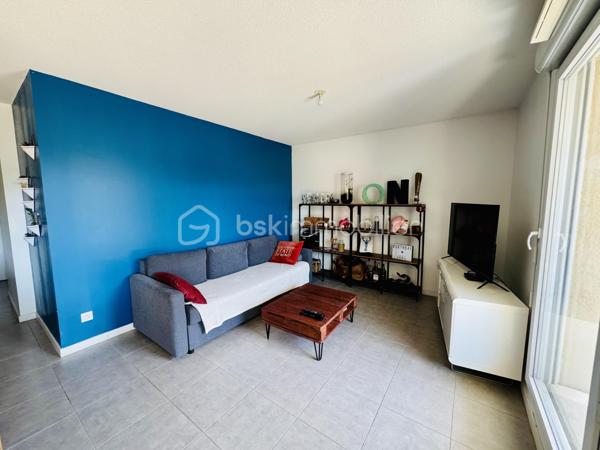 ***EXCLUSIVITE BSK IMMOBILIER***

A voir absolument, emplacement de choix en centre bourg de la commune et au calme absolu. Dès l'entrée, vous disposez de rangements intégrés dans le dégagement qui dessert les différentes pièces de l'appartement.  Dans l'espace de vie principal, un magnifique séjour lumineux avec une cuisine ouverte entièrement aménagée et équipée. Un balcon de presque 12m² bien exposé SUD-EST est attenant à cet espace. Le WC indépendant et la salle d'eau sont accessible dans le dégagement qui mène à l'espace nuit. Vous disposez dans cet espace de deux chambres respectivement de 12m² et 9,5m² dont l'une avec placards intégrés et un accès direct sur une terrasse privative d'environ 13m². Volets roulants. Huisseries double vitrage avec excellente isolation thermique et phonique. Aucun travaux à prévoir que ce soit dans l'appartement ou concernant l'immeuble. 

Copropriété de 2018 très bien entretenue et entièrement fermée et sécurisée.

Proximité avec les transports et les commerces.

Possibilité d'acquérir un box fermé en sous-sol en sus de l'appartement.