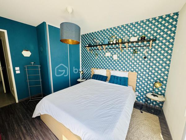 ***EXCLUSIVITE BSK IMMOBILIER***

A voir absolument, emplacement de choix en centre bourg de la commune et au calme absolu. Dès l'entrée, vous disposez de rangements intégrés dans le dégagement qui dessert les différentes pièces de l'appartement.  Dans l'espace de vie principal, un magnifique séjour lumineux avec une cuisine ouverte entièrement aménagée et équipée. Un balcon de presque 12m² bien exposé SUD-EST est attenant à cet espace. Le WC indépendant et la salle d'eau sont accessible dans le dégagement qui mène à l'espace nuit. Vous disposez dans cet espace de deux chambres respectivement de 12m² et 9,5m² dont l'une avec placards intégrés et un accès direct sur une terrasse privative d'environ 13m². Volets roulants. Huisseries double vitrage avec excellente isolation thermique et phonique. Aucun travaux à prévoir que ce soit dans l'appartement ou concernant l'immeuble. 

Copropriété de 2018 très bien entretenue et entièrement fermée et sécurisée.

Proximité avec les transports et les commerces.

Possibilité d'acquérir un box fermé en sous-sol en sus de l'appartement.