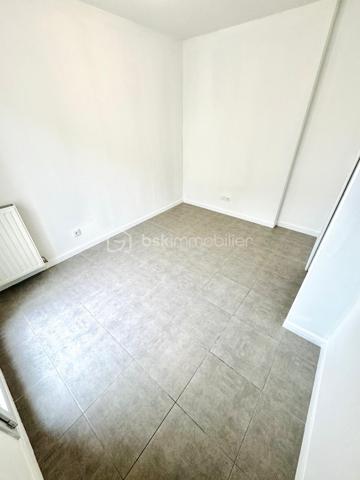 ***EXCLUSIVITE BSK IMMOBILIER***

A voir absolument, emplacement de choix en centre bourg de la commune et au calme absolu. Dès l'entrée, vous disposez de rangements intégrés dans le dégagement qui dessert les différentes pièces de l'appartement.  Dans l'espace de vie principal, un magnifique séjour lumineux avec une cuisine ouverte entièrement aménagée et équipée. Un balcon de presque 12m² bien exposé SUD-EST est attenant à cet espace. Le WC indépendant et la salle d'eau sont accessible dans le dégagement qui mène à l'espace nuit. Vous disposez dans cet espace de deux chambres respectivement de 12m² et 9,5m² dont l'une avec placards intégrés et un accès direct sur une terrasse privative d'environ 13m². Volets roulants. Huisseries double vitrage avec excellente isolation thermique et phonique. Aucun travaux à prévoir que ce soit dans l'appartement ou concernant l'immeuble. 

Copropriété de 2018 très bien entretenue et entièrement fermée et sécurisée.

Proximité avec les transports et les commerces.

Possibilité d'acquérir un box fermé en sous-sol en sus de l'appartement.