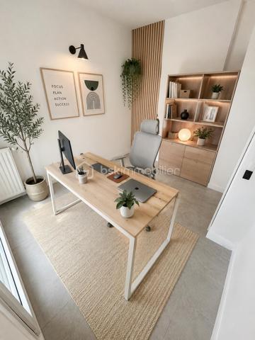 ***EXCLUSIVITE BSK IMMOBILIER***

A voir absolument, emplacement de choix en centre bourg de la commune et au calme absolu. Dès l'entrée, vous disposez de rangements intégrés dans le dégagement qui dessert les différentes pièces de l'appartement.  Dans l'espace de vie principal, un magnifique séjour lumineux avec une cuisine ouverte entièrement aménagée et équipée. Un balcon de presque 12m² bien exposé SUD-EST est attenant à cet espace. Le WC indépendant et la salle d'eau sont accessible dans le dégagement qui mène à l'espace nuit. Vous disposez dans cet espace de deux chambres respectivement de 12m² et 9,5m² dont l'une avec placards intégrés et un accès direct sur une terrasse privative d'environ 13m². Volets roulants. Huisseries double vitrage avec excellente isolation thermique et phonique. Aucun travaux à prévoir que ce soit dans l'appartement ou concernant l'immeuble. 

Copropriété de 2018 très bien entretenue et entièrement fermée et sécurisée.

Proximité avec les transports et les commerces.

Possibilité d'acquérir un box fermé en sous-sol en sus de l'appartement.