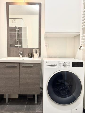***EXCLUSIVITE BSK IMMOBILIER***

A voir absolument, emplacement de choix en centre bourg de la commune et au calme absolu. Dès l'entrée, vous disposez de rangements intégrés dans le dégagement qui dessert les différentes pièces de l'appartement.  Dans l'espace de vie principal, un magnifique séjour lumineux avec une cuisine ouverte entièrement aménagée et équipée. Un balcon de presque 12m² bien exposé SUD-EST est attenant à cet espace. Le WC indépendant et la salle d'eau sont accessible dans le dégagement qui mène à l'espace nuit. Vous disposez dans cet espace de deux chambres respectivement de 12m² et 9,5m² dont l'une avec placards intégrés et un accès direct sur une terrasse privative d'environ 13m². Volets roulants. Huisseries double vitrage avec excellente isolation thermique et phonique. Aucun travaux à prévoir que ce soit dans l'appartement ou concernant l'immeuble. 

Copropriété de 2018 très bien entretenue et entièrement fermée et sécurisée.

Proximité avec les transports et les commerces.

Possibilité d'acquérir un box fermé en sous-sol en sus de l'appartement.