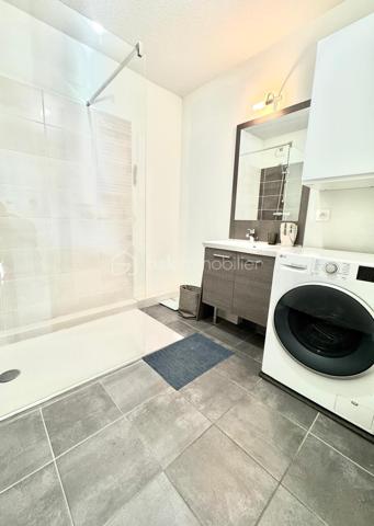 ***EXCLUSIVITE BSK IMMOBILIER***

A voir absolument, emplacement de choix en centre bourg de la commune et au calme absolu. Dès l'entrée, vous disposez de rangements intégrés dans le dégagement qui dessert les différentes pièces de l'appartement.  Dans l'espace de vie principal, un magnifique séjour lumineux avec une cuisine ouverte entièrement aménagée et équipée. Un balcon de presque 12m² bien exposé SUD-EST est attenant à cet espace. Le WC indépendant et la salle d'eau sont accessible dans le dégagement qui mène à l'espace nuit. Vous disposez dans cet espace de deux chambres respectivement de 12m² et 9,5m² dont l'une avec placards intégrés et un accès direct sur une terrasse privative d'environ 13m². Volets roulants. Huisseries double vitrage avec excellente isolation thermique et phonique. Aucun travaux à prévoir que ce soit dans l'appartement ou concernant l'immeuble. 

Copropriété de 2018 très bien entretenue et entièrement fermée et sécurisée.

Proximité avec les transports et les commerces.

Possibilité d'acquérir un box fermé en sous-sol en sus de l'appartement.