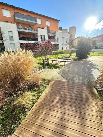 ***EXCLUSIVITE BSK IMMOBILIER***

A voir absolument, emplacement de choix en centre bourg de la commune et au calme absolu. Dès l'entrée, vous disposez de rangements intégrés dans le dégagement qui dessert les différentes pièces de l'appartement.  Dans l'espace de vie principal, un magnifique séjour lumineux avec une cuisine ouverte entièrement aménagée et équipée. Un balcon de presque 12m² bien exposé SUD-EST est attenant à cet espace. Le WC indépendant et la salle d'eau sont accessible dans le dégagement qui mène à l'espace nuit. Vous disposez dans cet espace de deux chambres respectivement de 12m² et 9,5m² dont l'une avec placards intégrés et un accès direct sur une terrasse privative d'environ 13m². Volets roulants. Huisseries double vitrage avec excellente isolation thermique et phonique. Aucun travaux à prévoir que ce soit dans l'appartement ou concernant l'immeuble. 

Copropriété de 2018 très bien entretenue et entièrement fermée et sécurisée.

Proximité avec les transports et les commerces.

Possibilité d'acquérir un box fermé en sous-sol en sus de l'appartement.