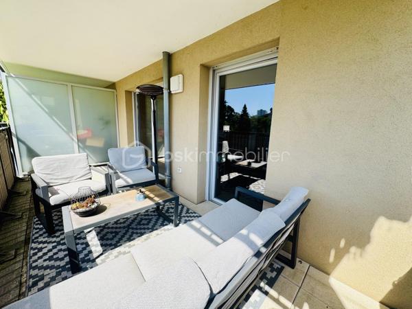 ***EXCLUSIVITE BSK IMMOBILIER***

A voir absolument, emplacement de choix en centre bourg de la commune et au calme absolu. Dès l'entrée, vous disposez de rangements intégrés dans le dégagement qui dessert les différentes pièces de l'appartement.  Dans l'espace de vie principal, un magnifique séjour lumineux avec une cuisine ouverte entièrement aménagée et équipée. Un balcon de presque 12m² bien exposé SUD-EST est attenant à cet espace. Le WC indépendant et la salle d'eau sont accessible dans le dégagement qui mène à l'espace nuit. Vous disposez dans cet espace de deux chambres respectivement de 12m² et 9,5m² dont l'une avec placards intégrés et un accès direct sur une terrasse privative d'environ 13m². Volets roulants. Huisseries double vitrage avec excellente isolation thermique et phonique. Aucun travaux à prévoir que ce soit dans l'appartement ou concernant l'immeuble. 

Copropriété de 2018 très bien entretenue et entièrement fermée et sécurisée.

Proximité avec les transports et les commerces.

Possibilité d'acquérir un box fermé en sous-sol en sus de l'appartement.