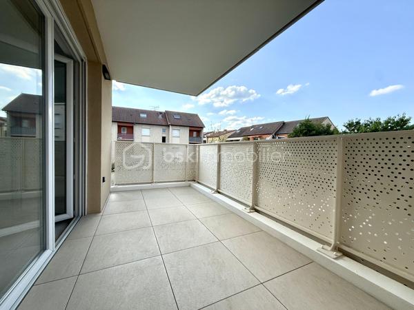 BAYARD IMMOBILIER vous invite à découvrir ce superbe appartement T3 neuf de 63,60 m² avec balcon, situé au premier étage avec ascenseur, à proximité des commerces, écoles et transports. 

  Il se compose d’une belle pièce de vie de 27,3 m² s’ouvrant sur un balcon profitable de 8 m² avec vue dégagée et au calme côté jardin.
Le coin nuit dispose de 2 chambres spacieuse de 11,9 m² et de 10,9 m² avec placard intégré, une salle de bains moderne et un toilette indépendant avec lave-mains.  

Un garage boxé en sous-sol est disponible en sus du prix.  

Les + : Emplacement idéal à proximité des commerces, transports et écoles, confort moderne et prestations de qualité, très bon diagnostic de performance énergétique, livraison immédiate, frais de notaire réduits, visiophone, local vélos…

D'autres lots disponibles, consultez-nous pour plus d'informations !