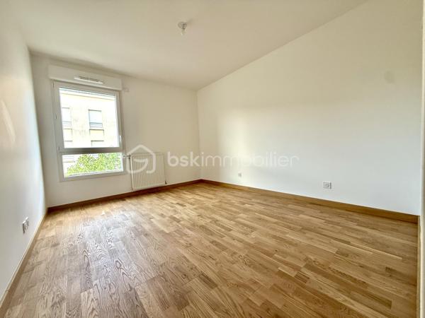BAYARD IMMOBILIER vous invite à découvrir ce superbe appartement T3 neuf de 63,60 m² avec balcon, situé au premier étage avec ascenseur, à proximité des commerces, écoles et transports. 

  Il se compose d’une belle pièce de vie de 27,3 m² s’ouvrant sur un balcon profitable de 8 m² avec vue dégagée et au calme côté jardin.
Le coin nuit dispose de 2 chambres spacieuse de 11,9 m² et de 10,9 m² avec placard intégré, une salle de bains moderne et un toilette indépendant avec lave-mains.  

Un garage boxé en sous-sol est disponible en sus du prix.  

Les + : Emplacement idéal à proximité des commerces, transports et écoles, confort moderne et prestations de qualité, très bon diagnostic de performance énergétique, livraison immédiate, frais de notaire réduits, visiophone, local vélos…

D'autres lots disponibles, consultez-nous pour plus d'informations !