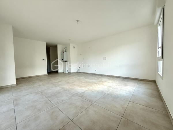 BAYARD IMMOBILIER vous invite à découvrir ce superbe appartement T3 neuf de 63,60 m² avec balcon, situé au premier étage avec ascenseur, à proximité des commerces, écoles et transports. 

  Il se compose d’une belle pièce de vie de 27,3 m² s’ouvrant sur un balcon profitable de 8 m² avec vue dégagée et au calme côté jardin.
Le coin nuit dispose de 2 chambres spacieuse de 11,9 m² et de 10,9 m² avec placard intégré, une salle de bains moderne et un toilette indépendant avec lave-mains.  

Un garage boxé en sous-sol est disponible en sus du prix.  

Les + : Emplacement idéal à proximité des commerces, transports et écoles, confort moderne et prestations de qualité, très bon diagnostic de performance énergétique, livraison immédiate, frais de notaire réduits, visiophone, local vélos…

D'autres lots disponibles, consultez-nous pour plus d'informations !