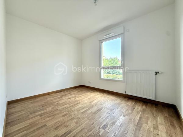 BAYARD IMMOBILIER vous invite à découvrir ce superbe appartement T3 neuf de 63,60 m² avec balcon, situé au premier étage avec ascenseur, à proximité des commerces, écoles et transports. 

  Il se compose d’une belle pièce de vie de 27,3 m² s’ouvrant sur un balcon profitable de 8 m² avec vue dégagée et au calme côté jardin.
Le coin nuit dispose de 2 chambres spacieuse de 11,9 m² et de 10,9 m² avec placard intégré, une salle de bains moderne et un toilette indépendant avec lave-mains.  

Un garage boxé en sous-sol est disponible en sus du prix.  

Les + : Emplacement idéal à proximité des commerces, transports et écoles, confort moderne et prestations de qualité, très bon diagnostic de performance énergétique, livraison immédiate, frais de notaire réduits, visiophone, local vélos…

D'autres lots disponibles, consultez-nous pour plus d'informations !