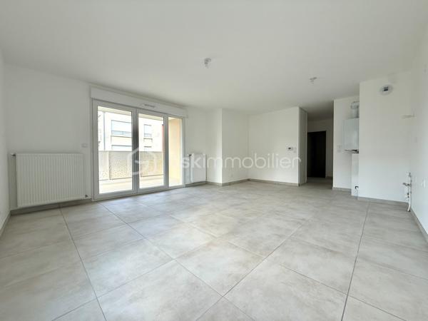 BAYARD IMMOBILIER vous invite à découvrir ce superbe appartement T3 neuf de 63,60 m² avec balcon, situé au premier étage avec ascenseur, à proximité des commerces, écoles et transports. 

  Il se compose d’une belle pièce de vie de 27,3 m² s’ouvrant sur un balcon profitable de 8 m² avec vue dégagée et au calme côté jardin.
Le coin nuit dispose de 2 chambres spacieuse de 11,9 m² et de 10,9 m² avec placard intégré, une salle de bains moderne et un toilette indépendant avec lave-mains.  

Un garage boxé en sous-sol est disponible en sus du prix.  

Les + : Emplacement idéal à proximité des commerces, transports et écoles, confort moderne et prestations de qualité, très bon diagnostic de performance énergétique, livraison immédiate, frais de notaire réduits, visiophone, local vélos…

D'autres lots disponibles, consultez-nous pour plus d'informations !