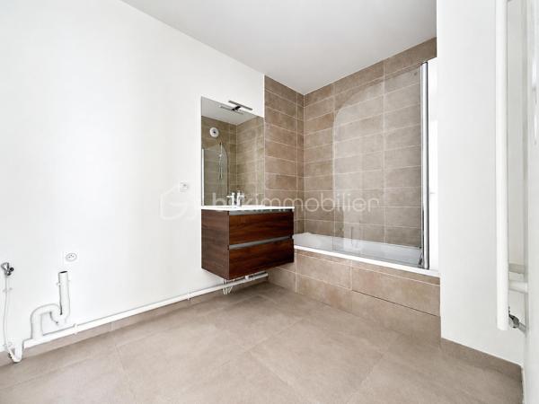 BAYARD IMMOBILIER vous invite à découvrir ce superbe appartement T3 neuf de 63,60 m² avec balcon, situé au premier étage avec ascenseur, à proximité des commerces, écoles et transports. 

  Il se compose d’une belle pièce de vie de 27,3 m² s’ouvrant sur un balcon profitable de 8 m² avec vue dégagée et au calme côté jardin.
Le coin nuit dispose de 2 chambres spacieuse de 11,9 m² et de 10,9 m² avec placard intégré, une salle de bains moderne et un toilette indépendant avec lave-mains.  

Un garage boxé en sous-sol est disponible en sus du prix.  

Les + : Emplacement idéal à proximité des commerces, transports et écoles, confort moderne et prestations de qualité, très bon diagnostic de performance énergétique, livraison immédiate, frais de notaire réduits, visiophone, local vélos…

D'autres lots disponibles, consultez-nous pour plus d'informations !