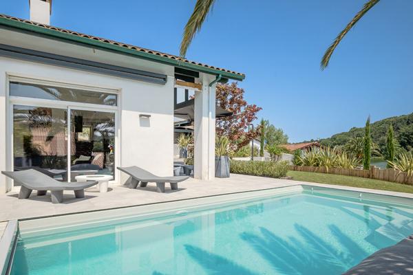 Maison Saint Pee Sur Nivelle 5 pièce(s) 195 m2