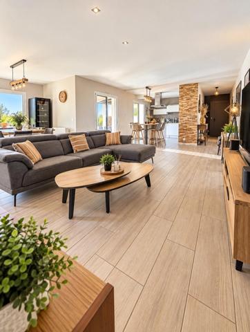 MAISON RÉNOVÉE DE 144 M² – 4 CHAMBRES – PISCINE – VUE PYRÉNÉES