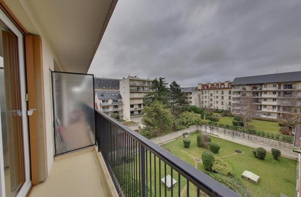 Studette meublée avec balcon - ST MAUR