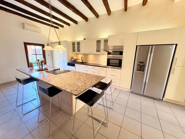 Maison de caractère en pierre – 185 m² – 4 chambres – Jardin et dépendances