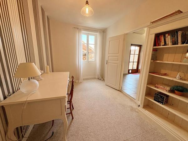 Maison de caractère en pierre – 185 m² – 4 chambres – Jardin et dépendances