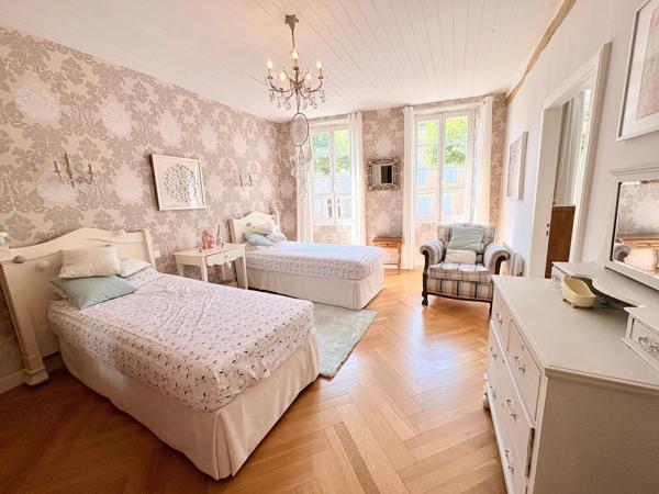 Maison de caractère en pierre – 185 m² – 4 chambres – Jardin et dépendances