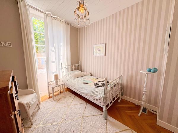 Maison de caractère en pierre – 185 m² – 4 chambres – Jardin et dépendances