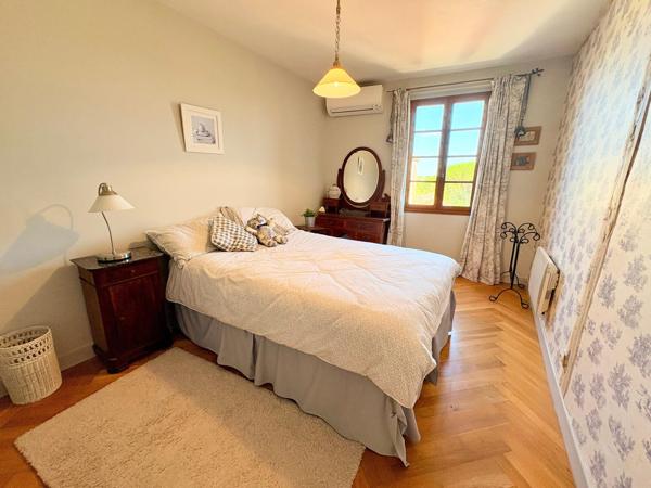 Maison de caractère en pierre – 185 m² – 4 chambres – Jardin et dépendances