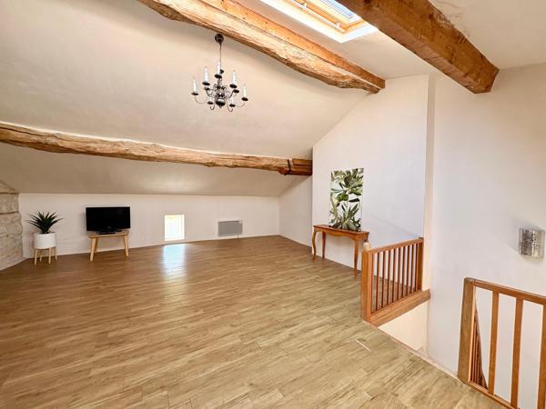 Maison de caractère en pierre – 185 m² – 4 chambres – Jardin et dépendances