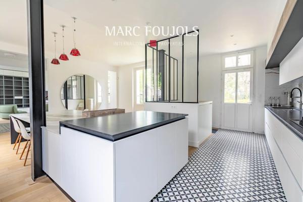 CHANTILLY – Meulière de caractère avec dépendance et piscine intérieure